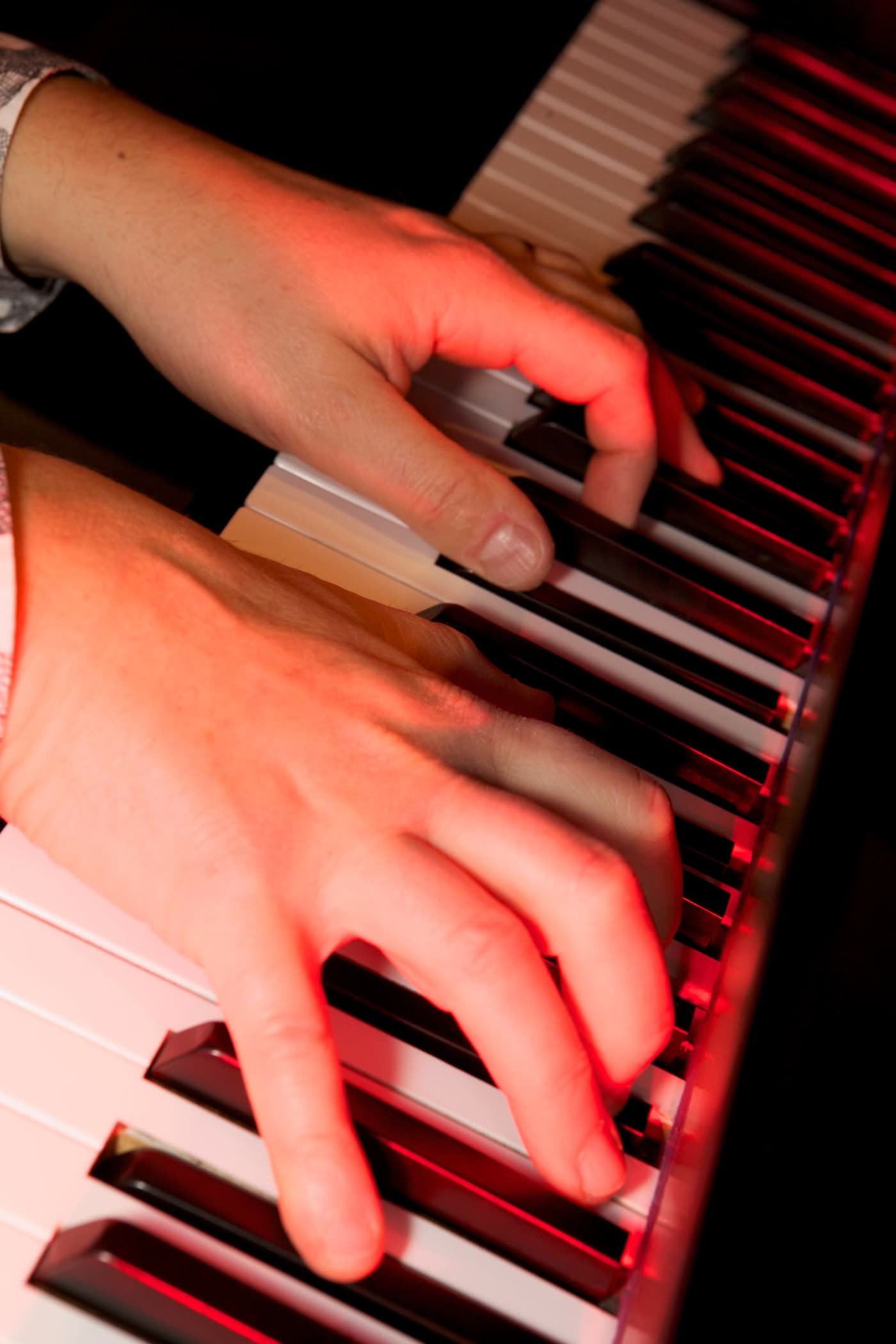 Mains sur le clavier en lumière rouge